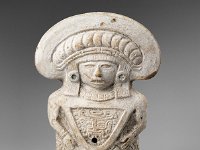 Ame Ker 109  Ame Ker 109, Mexiko, Bundesstaat Campeche, Jaina, Huaxteken, Klassische Periode, 200-800 n. Chr., Rassel in Form einer stehenden Frau, Ton,  H 16,5 cm, B 11,5 cm : Museumsfoto: Claus Cordes, Bestandskatalog Ethnologie